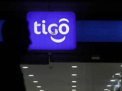 El logotipo de la empresa de redes de telefonía móvil Tigo, en una tienda en Bogotá (Colombia).