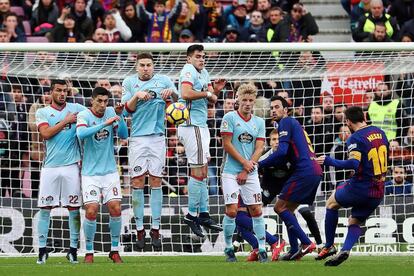 El delantero argentino del Barcelona Leo Messi (d) lanza una falta durante el partido ante el Celta.