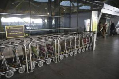 Vista de varios carros portaequipajes en la terminal T4 de Barajas. EFE/Archivo