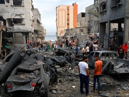 Palestinians inspect damages in the aftermath of Israeli strikes, following a Hamas surprise attack, at Beach refugee camp, in Gaza City, October 9, 2023. REUTERS/Mohammed Salem