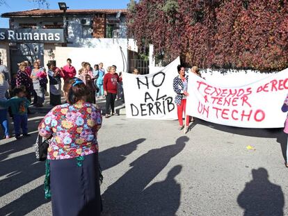 Vecinos de la Cañada Real protestan esta mañana por el derribo de varias infraviviendas.