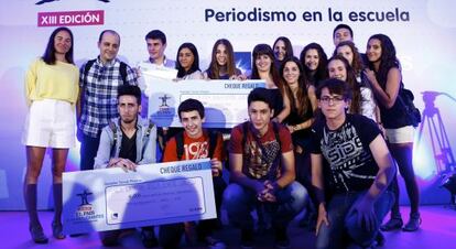 Eva Saiz, subdirectora de EL PAÍS (a la izquierda) con el equipo del instituto La Foia D’Elx (Elche) ganador del tercer premio.