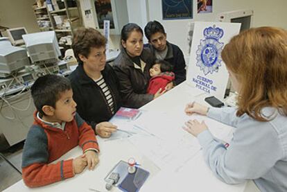 Clara Barrera López, una inmigrante ecuatoriana, con sus dos hijos y dos nietos ayer en la Comisaría General de Extranjería, en Madrid.