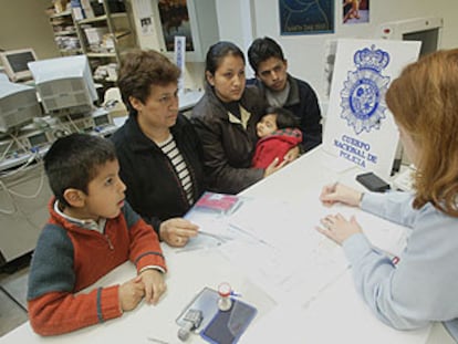 Clara Barrera López, una inmigrante ecuatoriana, con sus dos hijos y dos nietos ayer en la Comisaría General de Extranjería, en Madrid.