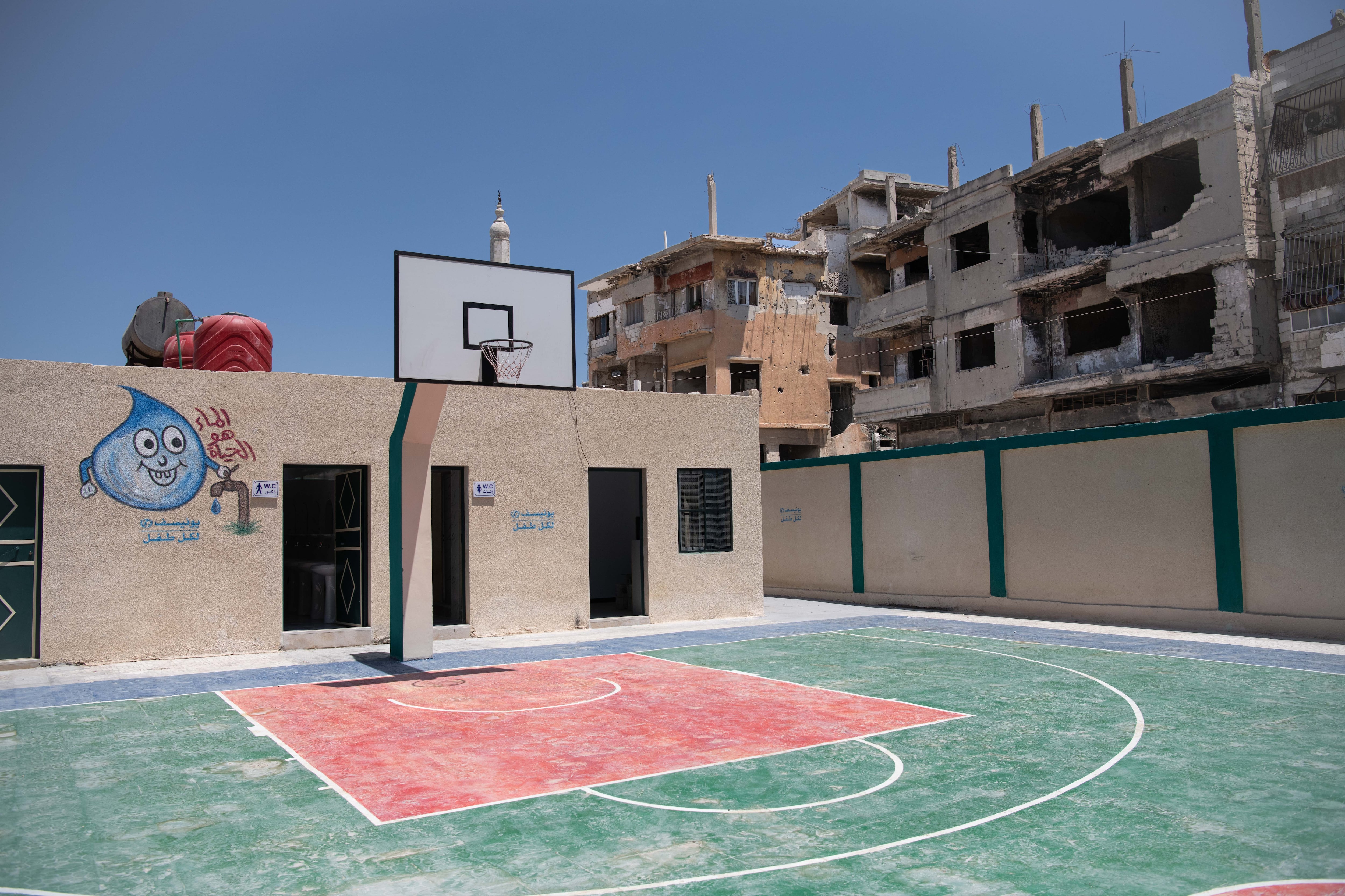 Patio del colegio Nasiba Al Mazinya en el devastado barrio de Al Sukkari ende Homs, recién reconstruido en colaboración con la ONU, el pasado 27 de julio.