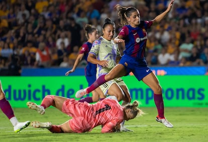 Jana Fernández disputa un balón durante el amistoso entre Tigres y Barcelona, con sede en México.