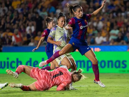 Jana Fernández disputa un balón durante el amistoso entre Tigres y Barcelona, con sede en México.