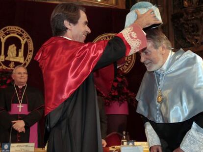 Mayor Oreja recibe el birrete de manos de Aznar durante su investidura como doctor 'honoris causa' de la Universidad Católica de Murcia.