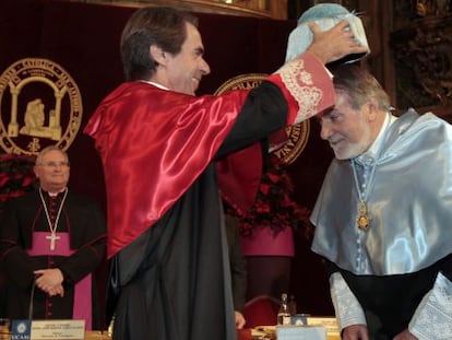 Mayor Oreja recibe el birrete de manos de Aznar durante su investidura como doctor 'honoris causa' de la Universidad Católica de Murcia.