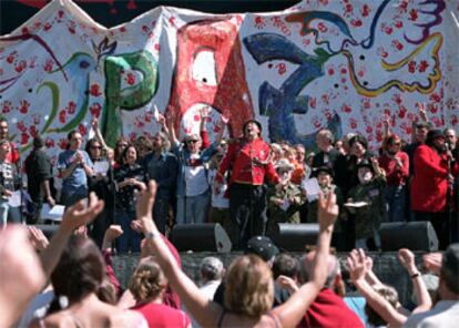 El concierto reivindicativo concluyó al filo de las cuatro de la tarde con la interpretación, al unísono, por parte de los cantantes que participaron en el acto, de la canción pacifista <i>Imagine</i>, de John Lennon.