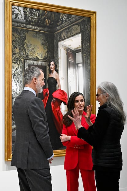 Felipe VI y doña Letizia posan junto a la fotógrafa Annie Leibovitz, autora de sus retratos, que fueron presentados a los Reyes durante su visita a la exposición 'La tiranía de cronos' en el Banco de España, el 26 de febrero de 2025.
