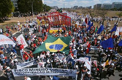 Manifestación de funcionarios contra la reforma de la Seguridad Social brasileña, ayer en Brasilia.