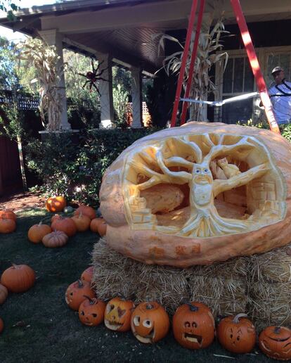 El porche de Marissa Mayer, consejera delegada de Yahoo!, con calabazas esculpidas.