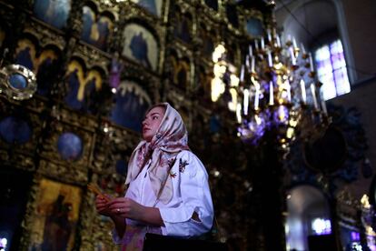 Una mujer reza en la iglesia de San Pedro y San Pablo en Kazan (Rusia). 