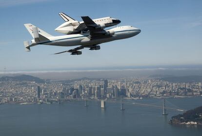 Fotografía cedida por la NASA en la que se ve el transbordador espacial Endeavour sobre Bay Bridge, que conecta a San Francisco con Oakland