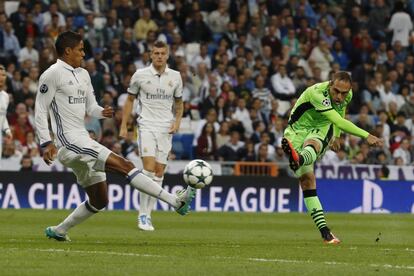 El centrocampista del Sporting de Lisboa Bruno César (d) golpea el balón ante la presencia del centrocampista brasileño del Real Madrid Carlos Henrique Casimiro (i).