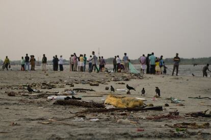 Como ocurre a lo largo de la costa del país, la basura se acumula en la orilla de una playa en Cochin (Kerala). India genera más de la mitad del total mundial de residuos plásticos vertidos a los océanos.