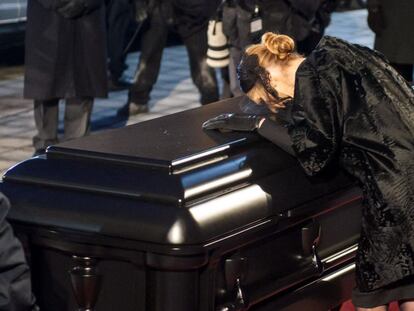 C&eacute;line Dion llora a su marido durante el funeral.