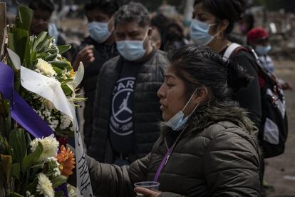 La viuda de Santos Reyes Pérez, un albañil de 31 años, lo despide en el panteón de Xico, Estado de México, el 6 de mayo.