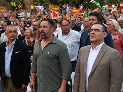 El candidato de Vox a la alcaldía de Badajoz, Marcelo Amarilla, Abascal y el candidato de Vox a la Junta de Extremadura, Ángel Pelayo, el 28 de abril en Badajoz.
