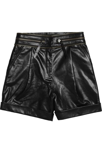 Los shorts de cuero son una apuesta segura. Este modelo de tiro alto con cremalleras es de Karl (400 euros).