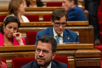 El presidente de la Generalitat, Pere Aragonés, en primer término, y el líder del PSC, Salvador Illa, en la sesión constitutiva del Parlament de Cataluña, el pasado 25 de julio.