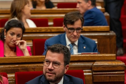 Pere Aragonès, delante de Salvador Illa en el Parlament.