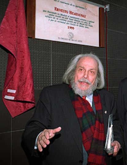 José Luis Castillo-Puche habla durante el acto de inauguración de una placa en homenaje a Hemingway en Madrid.