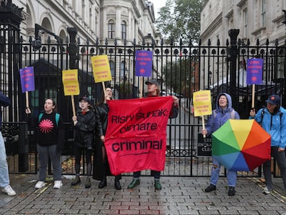 Activistas de la lucha contra el cambio climático protestan ante Downing Street contra la política de Rishi Sunak, este miércoles en Londres.