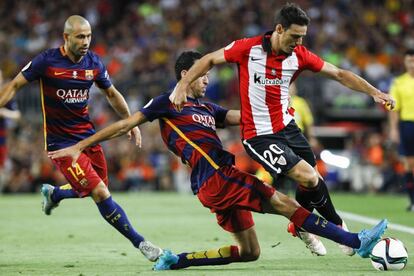 Sergio Busquets fa una entrada a Aduriz.