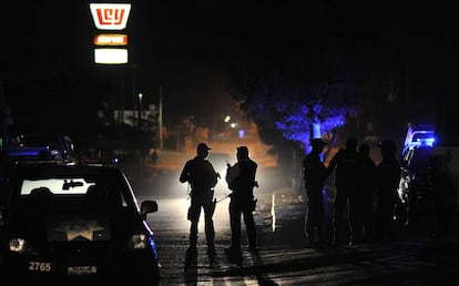 Polic&iacute;as y militares resguardan la escena de un crimen en Sinaloa.