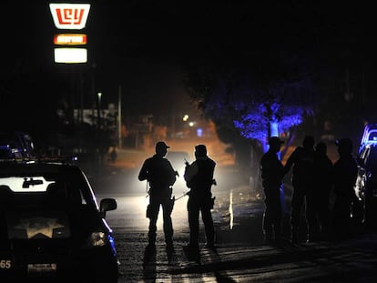 Polic&iacute;as y militares resguardan la escena de un crimen en Sinaloa.