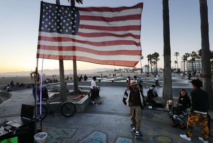 Una bandera de EE UU en el parque de la playa de Venice, Los Ángeles, cerrado por la pandemia, el viernes.