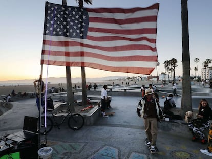 Una bandera de EE UU en el parque de la playa de Venice, Los Ángeles, cerrado por la pandemia, el viernes.