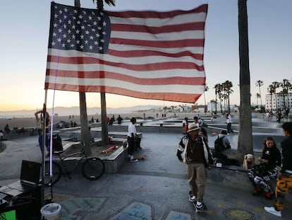 Bandeira dos EUA no parque de Venice Beach, em Los Angeles, fechado por causa da pandemia, na sexta-feira.