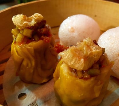 Dumplings de camarones con salsa de chile dulce y cítricos / CAPEL