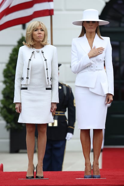 2018, en la Casa Blanca. La entonces primera dama estadounidense, Melania Trump, recibe a la primera dama francesa, Brigitte Macron, durante una ceremonia de llegada a la Casa Blanca el 24 de abril de 2018 en Washington, DC. Ambas primeras damas escogieron el color blanco, en dos versiones muy diferentes del chic francs:Macron de Louis Vuitton y Trump de Chanel con sombrero del dise?ador francoamericano Herv Pierre que la primera dama estadounidense subast despus en criptomonedas con fines benficos