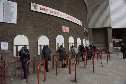 Varios guardias de Prosegur cuidaban de que no se produciesen aglomeraciones frente a las taquillas de la Catedral ante la gran afluencia de aficionados.