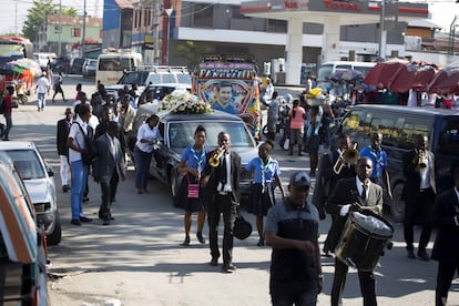 Un grupo de músicos toca durante un funeral en el centro de Puerto Príncipe, en Haití. A lo largo de la bulliciosa calle donde se porta el féretro, enterradores establecidos y otros sin licencia libran una guerra de ofertas diarias para nuevos clientes, mientras que los equipos de empresarios, incluyendo videógrafos y bandas de música que dirigen las procesiones callejeras, están listos para sacar partido a familias que normalmente no pueden pagar por ello. Incluso hay personas que lloran a sueldo por aquellos que quieren el prestigio social de una gran despedida.