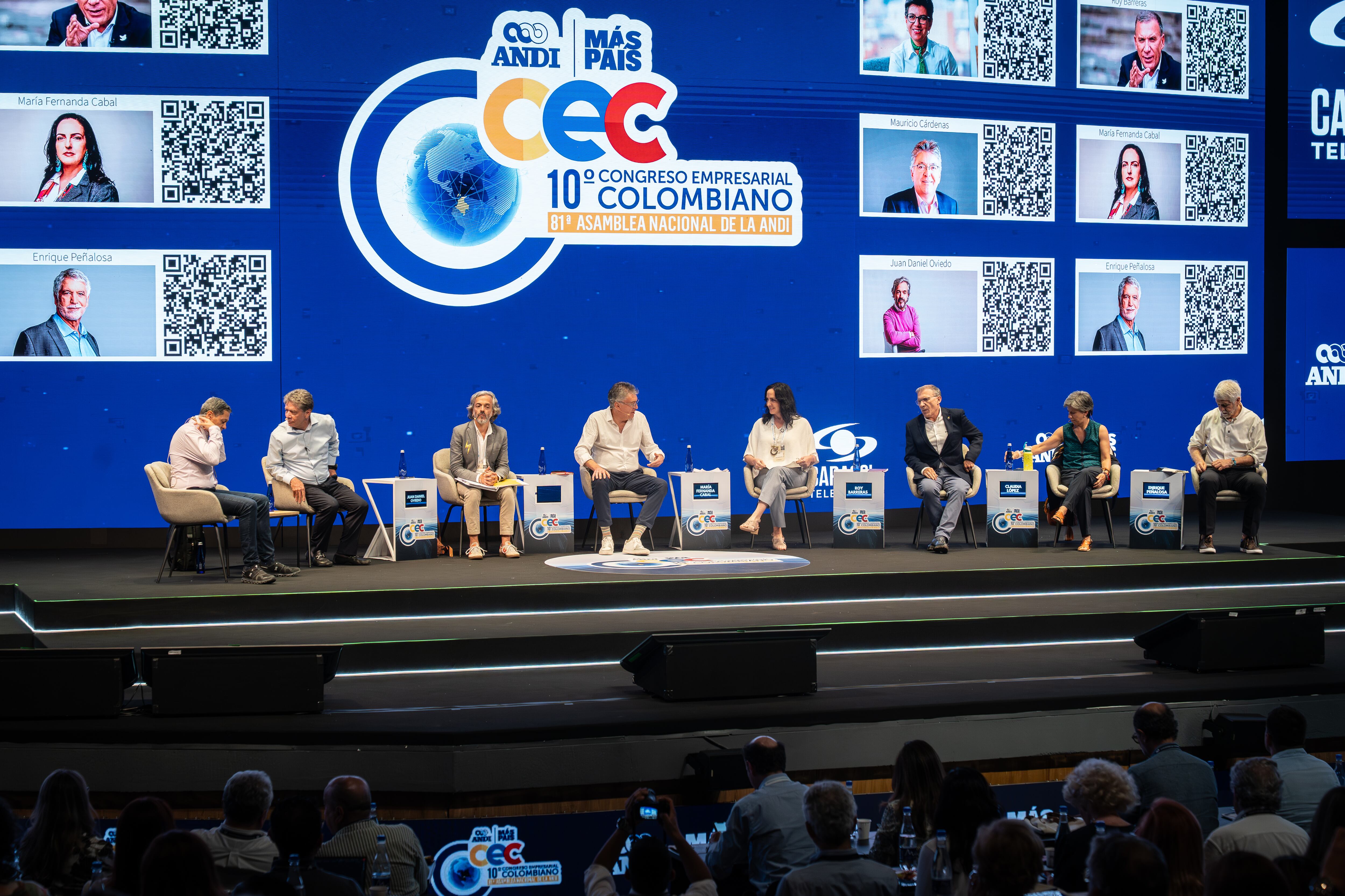 Los aspirantes presidenciales endurecen su discurso en un accidentado debate frente a los empresarios