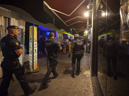 Agentes del a Brigada Móvil patrullan en el Port Olímpic.