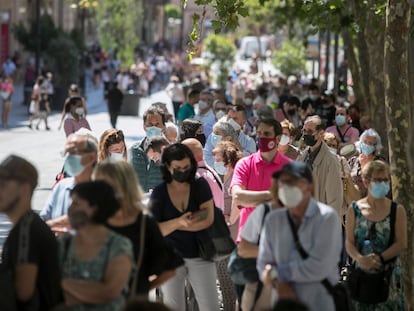 Decenas de ciudadanos esperaban este martes en Barcelona para poder cambiar pesetas a euros en la sucursal del Banco de España.