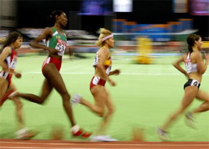 Marta Domínguez, con zapatillas blancas, durante la prueba de 3.000 metros, de la que ha alcanzado la final.