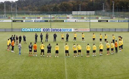 Deportivo players hold a minute’s silence at their training session on Monday after the death of one of their ‘ultra’ fans.