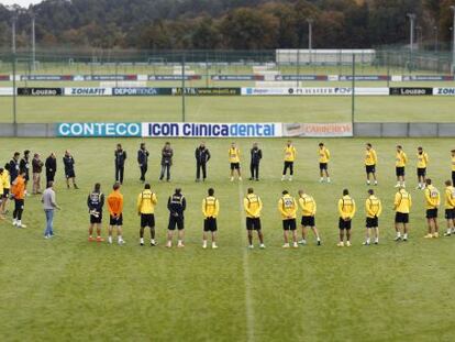 Deportivo players hold a minute’s silence at their training session on Monday after the death of one of their ‘ultra’ fans.