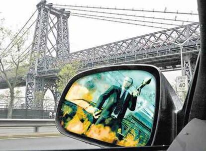 Niko virtual de 'Grand Theft Auto IV', junto al auténtico puente de Williamsburg que conecta Manhattan con Brooklyn.