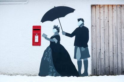 Mural con la imagen de la reina Isabel II antes de introducir una carta en un buzón tras una nevada en Pitlochry (Escocia).