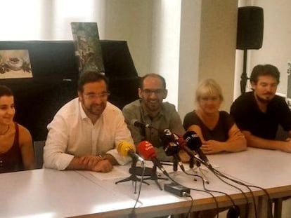 Al centre, Juli Fernàndez i Maties Serracant, presentant l'acord.