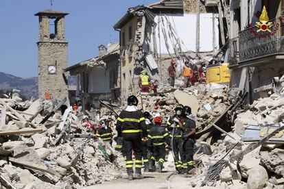 Fuerzas de salvamento, ayer en Amatrice, en el centro de Italia.