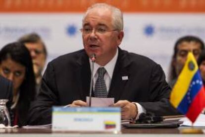El presidente de Petróleos de Venezuela (PDVSA), Rafael Ramirez (c), participa en la instalación del 12 Consejo Ministerial de Petrocaribe este 17 de diciembre de 2013, en Caracas (Venezuela).